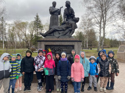 Дети группы Радуга ездили на экскурсию в Парк Победы, где экскурсовод рассказывал о подвигах омичей и памятниках.